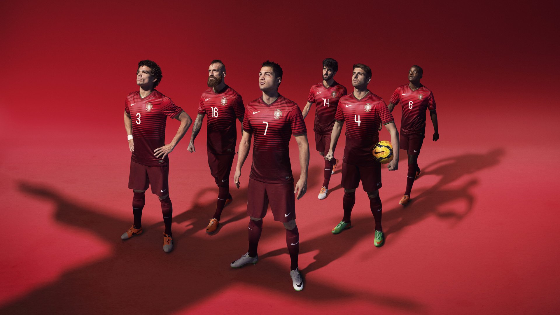 梅西第七次捧起金球奖 刷新历史纪录再创足坛传奇